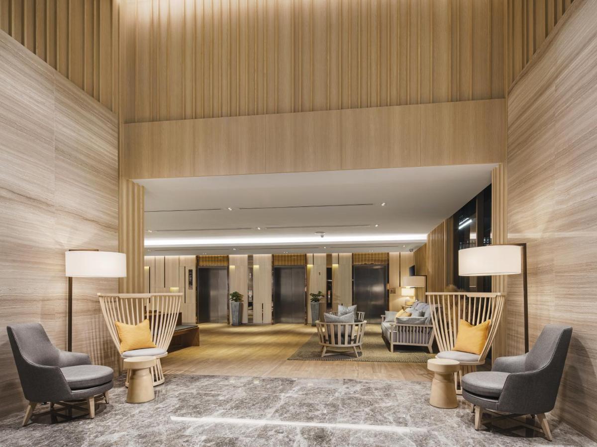 Oakwood Suites Bangkok Exterior foto The lobby of the hotel