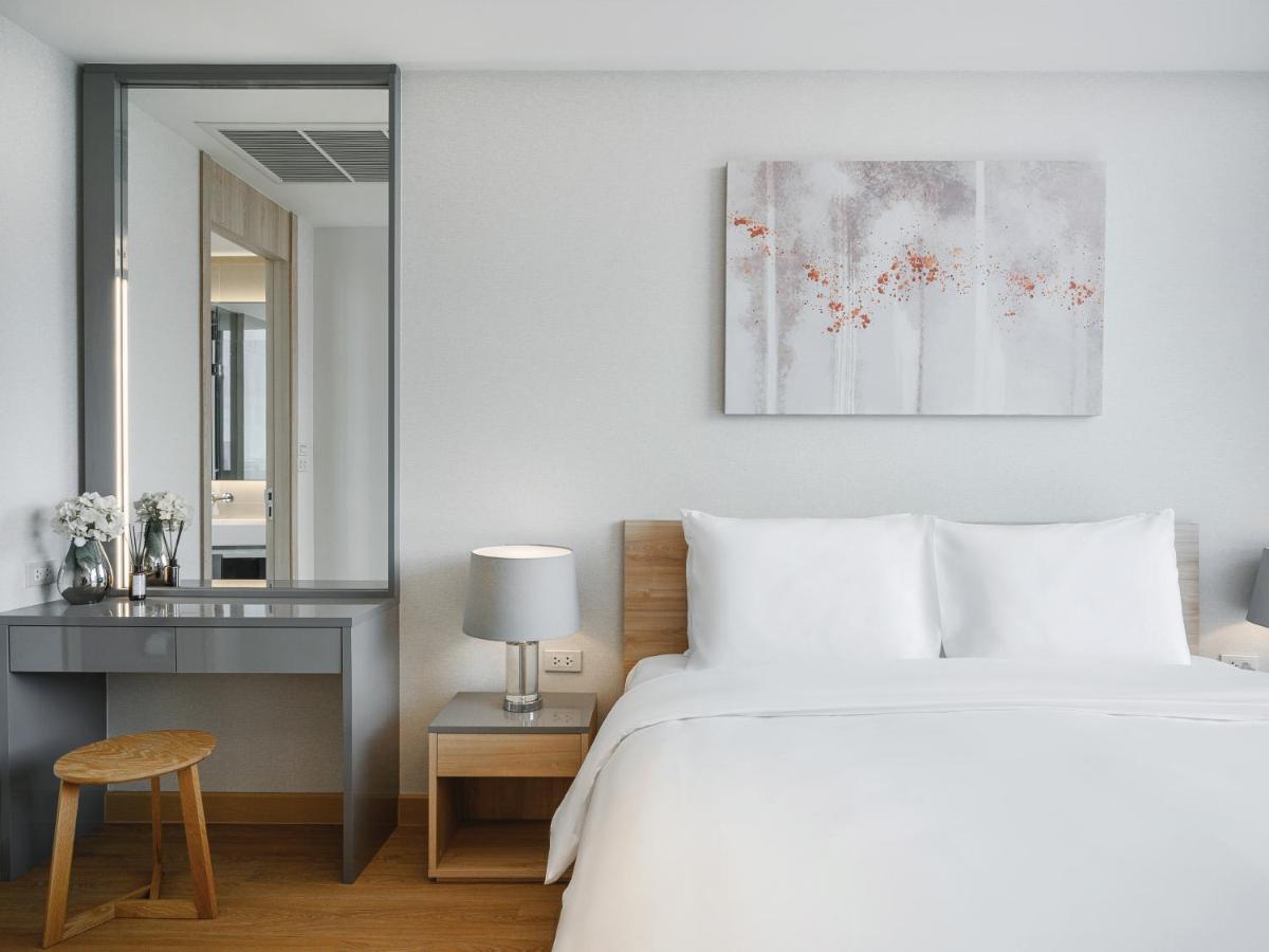 Oakwood Suites Bangkok Exterior foto A bedroom at the hotel