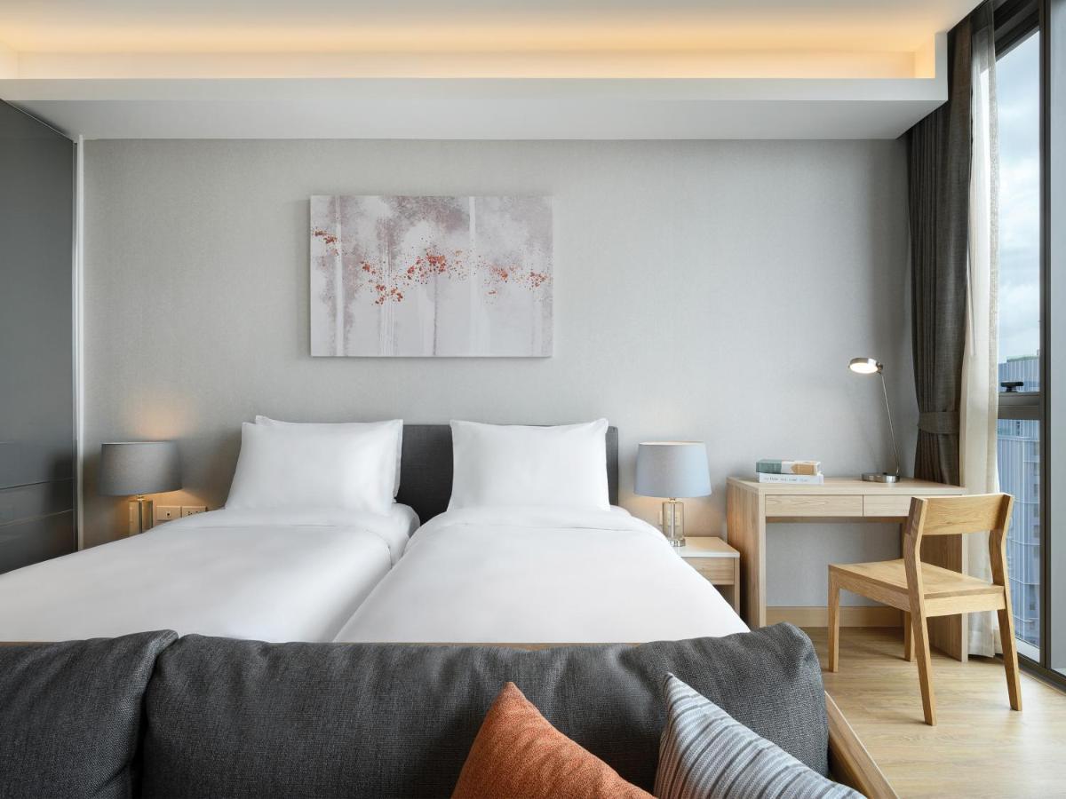 Oakwood Suites Bangkok Exterior foto A room at the hotel
