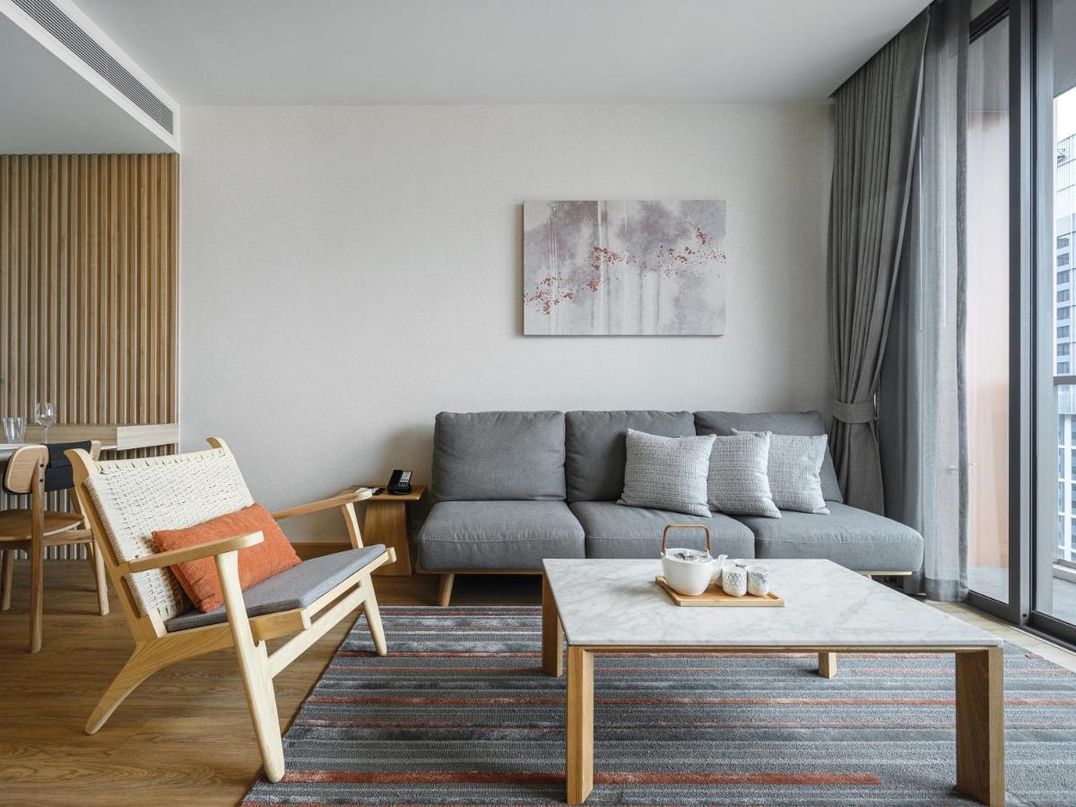 Oakwood Suites Bangkok Exterior foto A living room in a serviced apartment in Shanghai, China