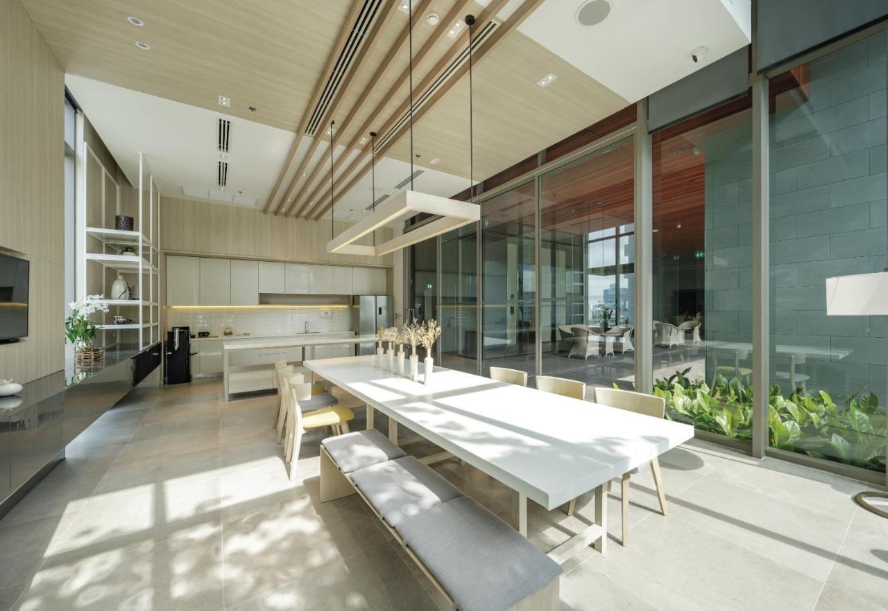 Oakwood Suites Bangkok Exterior foto The interior of the house